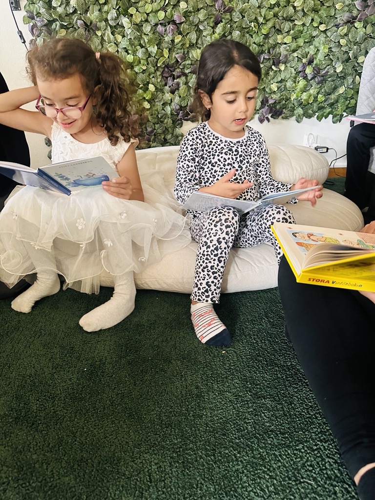 två barn som läser
